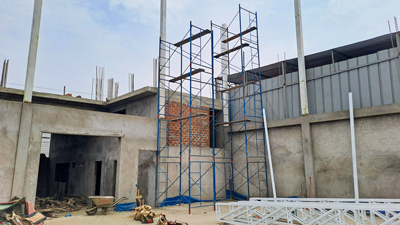 Colocación de columnas metálicas durante la obra.