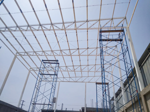 Instalación de tijerales en techo metálico.