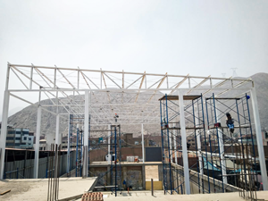 Armado del marco estructural del almacén frigorífico.