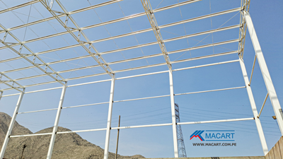 Interior del almacén con avance de estructura metálica.