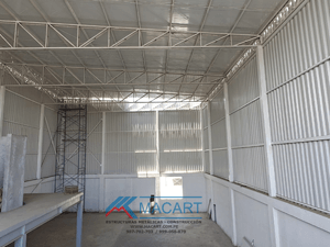 Vista interior del almacén con estructura metálica culminado.